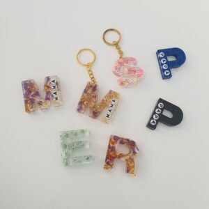 llaveros de letras de resina hechos a mano