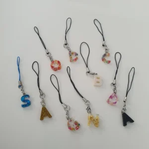 Colgantes letras de resina hechos a manao para el móvil